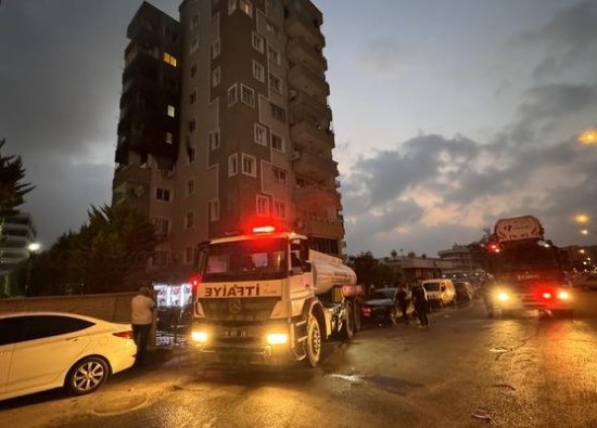 Adana'da apartmanda çıkan yangında pencereden sarkınca düşen kişi öldü