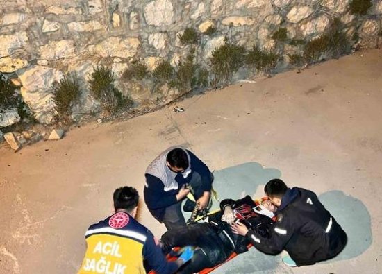 Burdur’da Virajı Alamayan Motosikletli Dereye Uçarak Yaralandı
