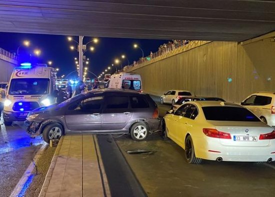 Diyarbakır'da 3 Otomobilin Çarpıştığı Kazada 5 Kişi Yaralandı