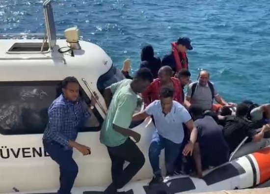 İzmir Açıklarında 20 Düzensiz Göçmen Kurtarıldı