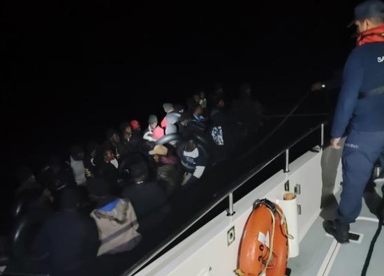 İzmir Açıklarında 45 Düzensiz Göçmen Yakalandı