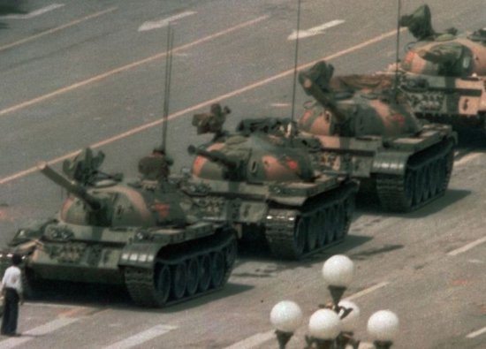 Tank Adam: Tiananmen Meydanı'nda Tanklara Tek Başına Direnen Efsanevi Protestocu (34 Yıl Önce)