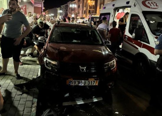 Tekirdağ'da Otomobil Kıraathane Önünde Oturanlara Çarptı, 11 Kişi Yaralandı